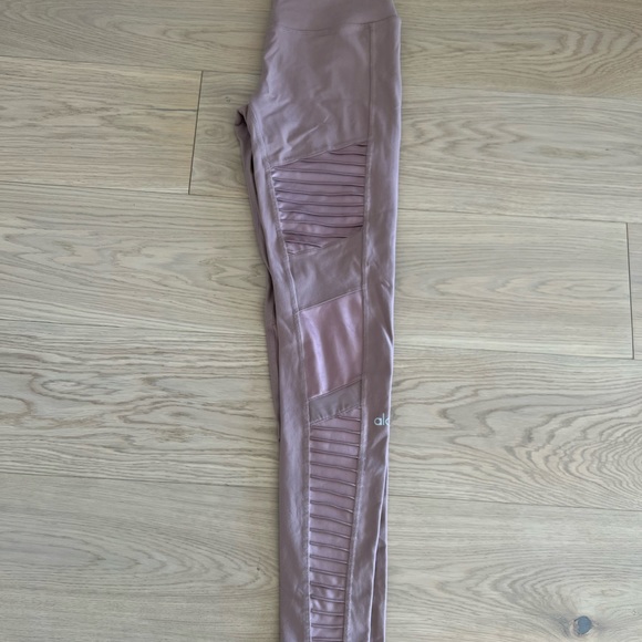 Women’s Alo Yoga Leggings - Picture 5 of 6